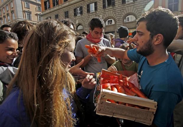 immagine di manifestazione studentesca con carote