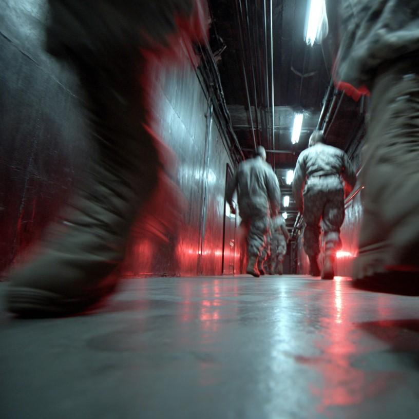 militari che corrono in un sotterraneo illuminato